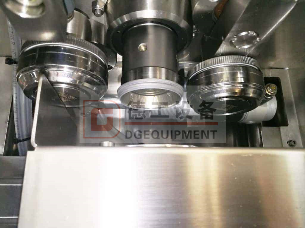 Close Up of Automatic Can Seamer_副本