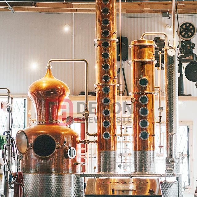 Vodka Gin Copper Still Alcohol Distillery Equipment 1000L Distillation Column Distiller for Sale